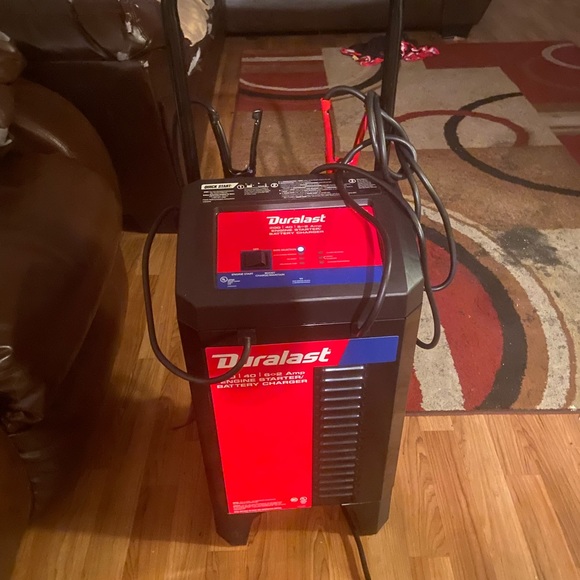 Duralast engine starter/ battery charger - Picture 2 of 5